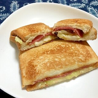 ハムとキャベツとチーズのスイートチリホットサンド